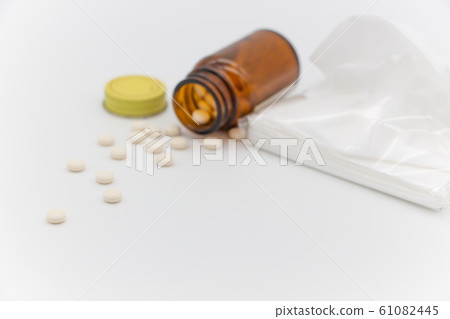藥從棕色瓶溢出 藥從棕色瓶溢出 61082445