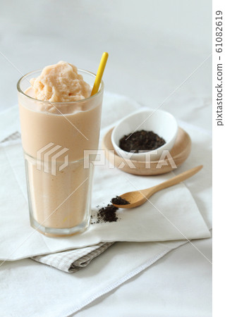 glass of milk tea smoothies 61082619