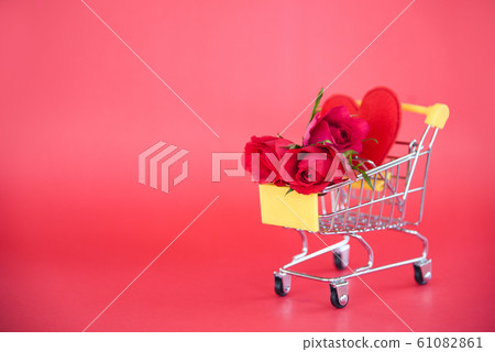 Valentines day shopping and roses flower Shopping 61082861
