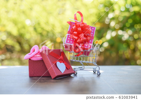 Valentines day shopping and Gift Box / Pink 61083941