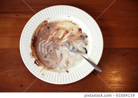 plate with remainder of chocolate ice cream 61084139
