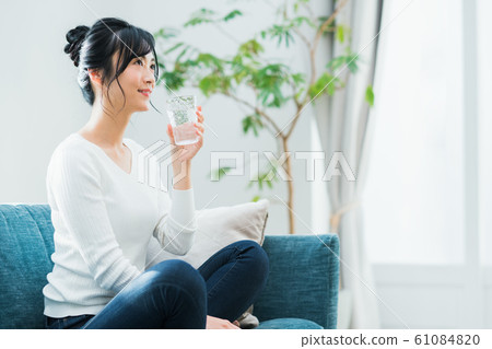 年輕女子（礦泉水） 61084820