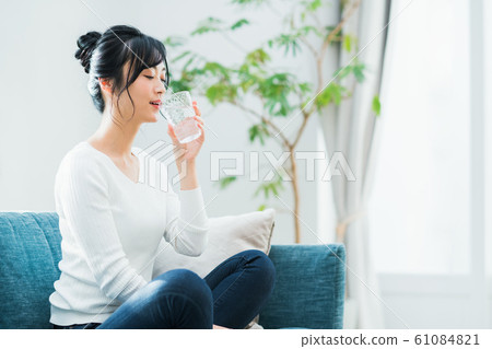 年輕女子（礦泉水） 61084821
