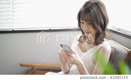 美女形象智能手機操作 61085153