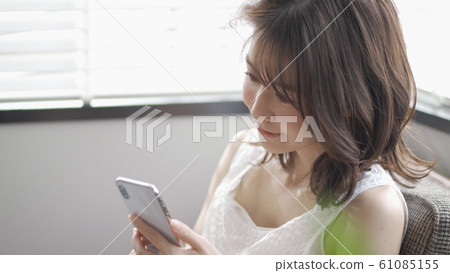 美女形象智能手機操作 61085155