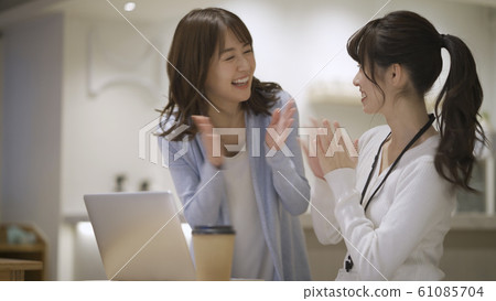 在筆記本電腦上工作的兩個女人 61085704