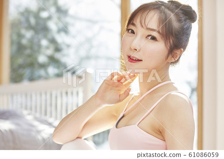 年輕女子,早晨,運動,健康,飲食,運動,臥室,房間,房子 年輕女子,早晨,運動,健康,飲食,運動,臥室,房間,房子 61086059