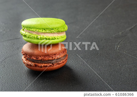 Chocolate and lemon macaroons 61086366