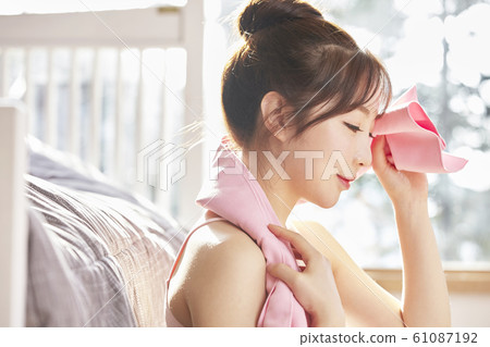 年輕女子，早晨，運動，健康，飲食，運動，休息，休息，臥室，房間，房子 61087192