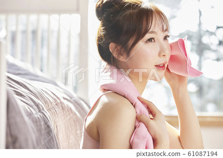年輕女子，早晨，運動，健康，飲食，運動，休息，休息，臥室，房間，房子 61087194