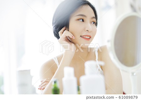 woman, beauty, make up, skincare woman, beauty, make up, skincare 61089879