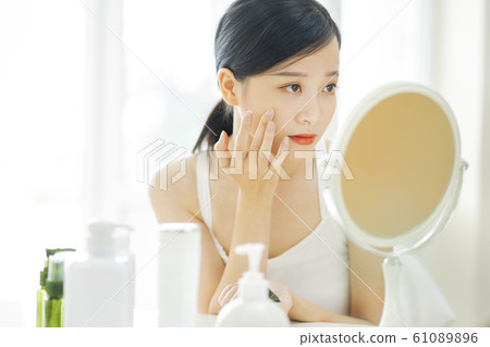 woman, make up, skincare, beauty 61089896