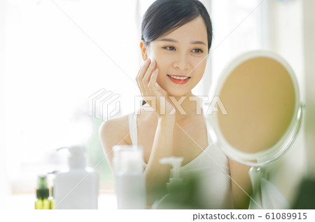 woman, beauty, make up, skincare 61089915