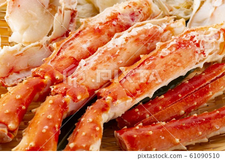 Delicious king crab legs 61090510