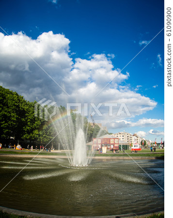 噴泉和小彩虹在布魯塞爾公園在深藍色的天空下 噴泉和小彩虹在布魯塞爾公園在深藍色的天空下 61090900