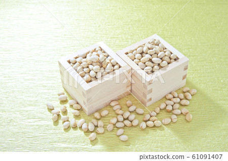Soybeans in a basin 61091407