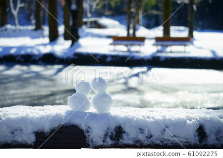 Yuki Daruma couple standing in the snow scene 61092275