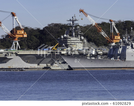 航母羅納德·裡根停泊在橫須賀港 61092829