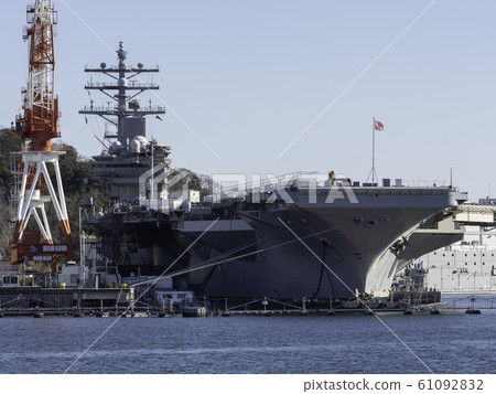 橫須賀港的羅納德·裡根號航空母艦從前部停靠 橫須賀港的羅納德·裡根號航空母艦從前部停靠 61092832