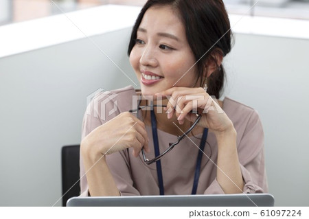 戴眼鏡的女商人 戴眼鏡的女商人 61097224