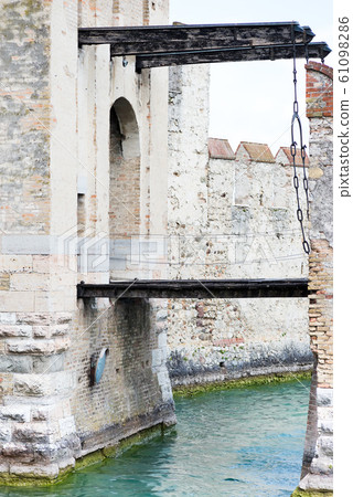 Fortress walls of the Scaligero Castle or Castle of Sirmione surrounded by water canals of the Garda lake. 61098286