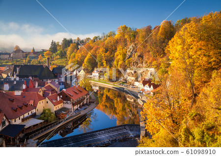 Historic town of Cesky Krumlov at sunrise, Czech Republic 61098910