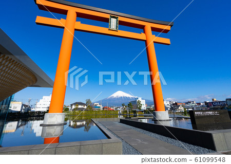 富士山,世界遺產中心和鳥居<靜岡縣藤宮市12月> 富士山,世界遺產中心和鳥居<靜岡縣藤宮市12月> 61099548