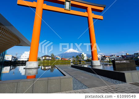 Mount Fuji, World Heritage Center and Torii <December Fujinomiya City, Shizuoka Prefecture> 61099549