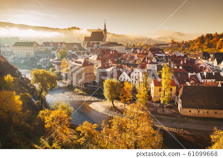 Historic town of Cesky Krumlov at sunrise, Czech Republic 61099668
