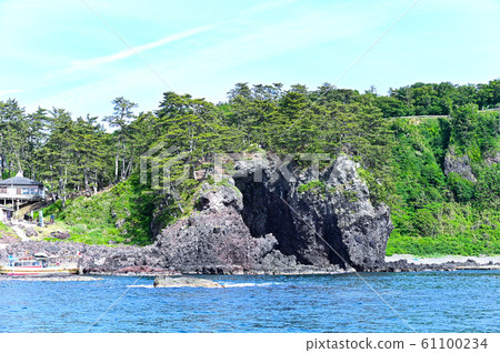 Noto Kongo's Iwamon Gate seen from the sightseeing boat Noto Kongo's Iwamon Gate seen from the sightseeing boat 61100234