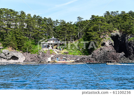 從觀光船上看到能登金剛的岩手門 61100236