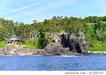 從觀光船上看到能登金剛的岩手門 61100237