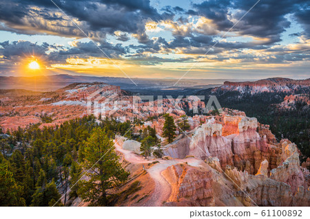Bryce Canyon National Park at sunrise, Utah, American Southwest, USA 61100892