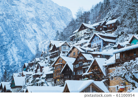 Hallstatt in mystic twilight in winter, Austria Hallstatt in mystic twilight in winter, Austria 61100954