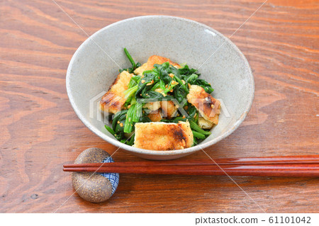 Spinach and fried peanuts. 61101042