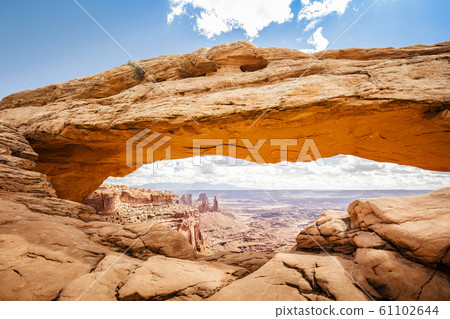 Mesa Arch at sunrise, Canyonlands National Park, Utah, USA 61102644