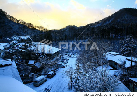 雪景中的早晨，平家的隱藏村莊[Yunishikawa Onsen] 61103190