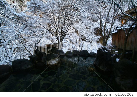雪景中的早晨，平家的隱藏村莊[Yunishikawa Onsen] 61103202