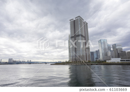 運河沿岸的東京晴海高層公寓 61103669