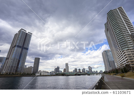 運河沿岸的東京晴海高層公寓 61103671