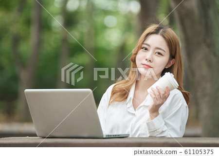 Business woman park Business woman park 61105375