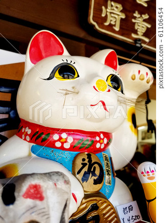 在一家古董店出售的老招手貓 61106454