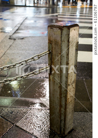 Rain crosswalk, pole, pedestrian protection, chain Rain crosswalk, pole, pedestrian protection, chain 61106797