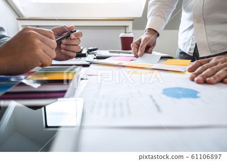 Business team executive presentation on discussion 61106897