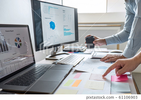 Business team executive presentation on discussion 61106903