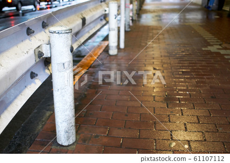 護欄，人行道，雨 61107112