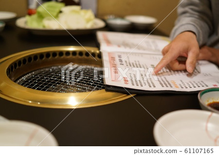 The person who orders the yakiniku restaurant 61107165