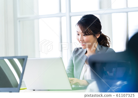 Female office worker Business image Office image 61107325