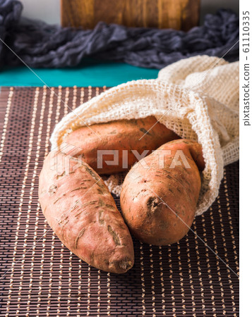 Sweet potato in a reusable cotton mesh bag Sweet potato in a reusable cotton mesh bag 61110335