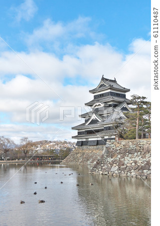 藍天,護城河和城堡 藍天,護城河和城堡 61110487